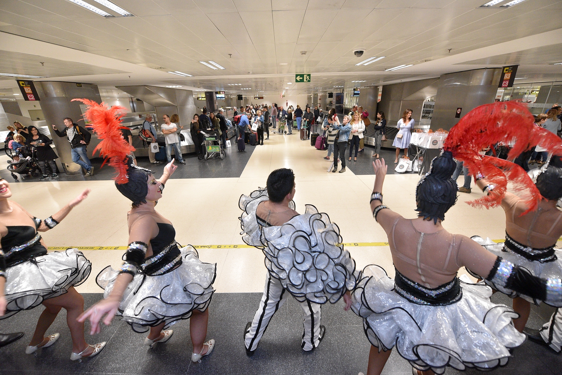 La comparsa Los Joroperos durante su actuación para dar la bienvenida a los pasajeros