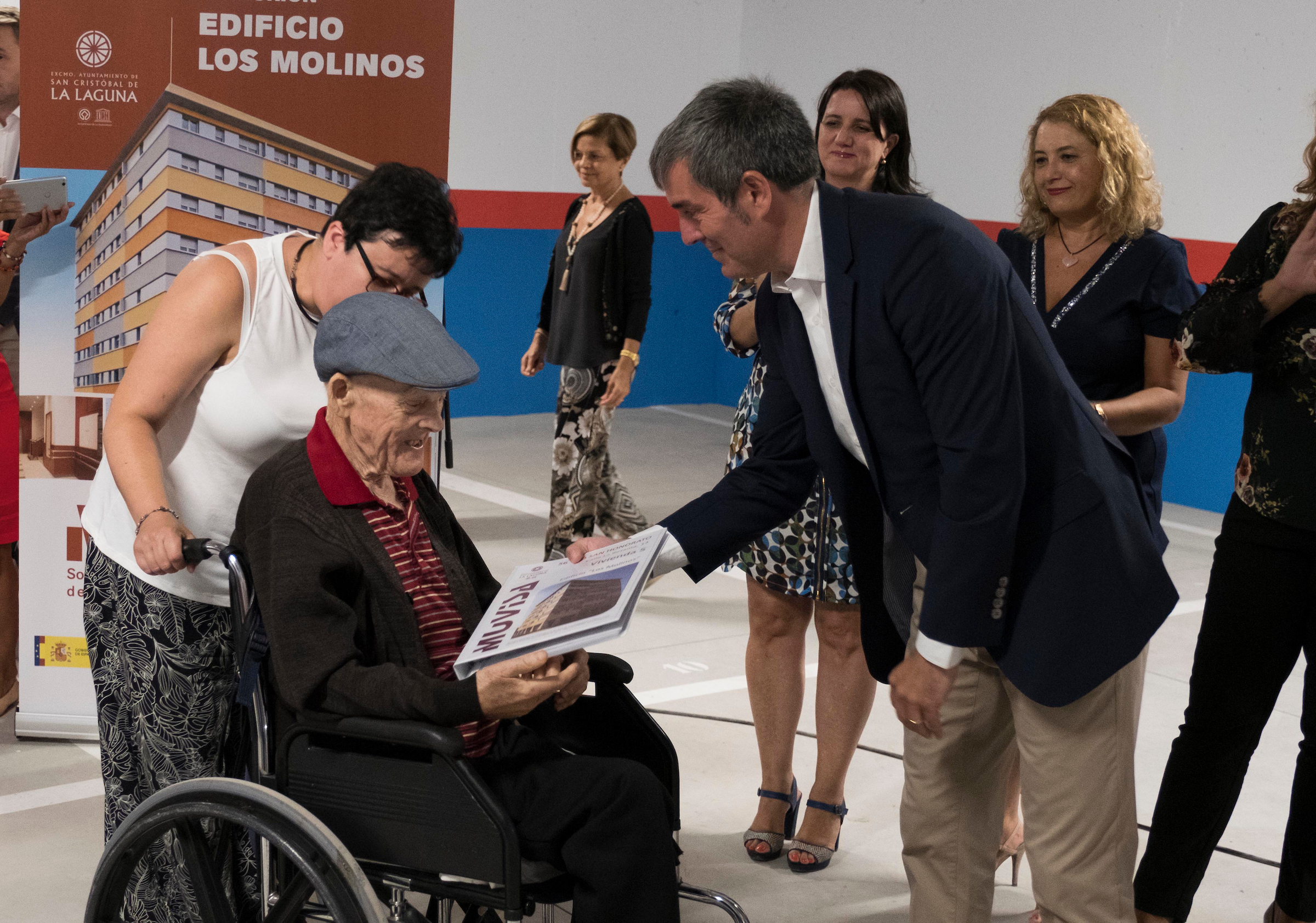 El presidente del Gobierno, Fernando Clavijo, entrega una de las llaves a un propietario