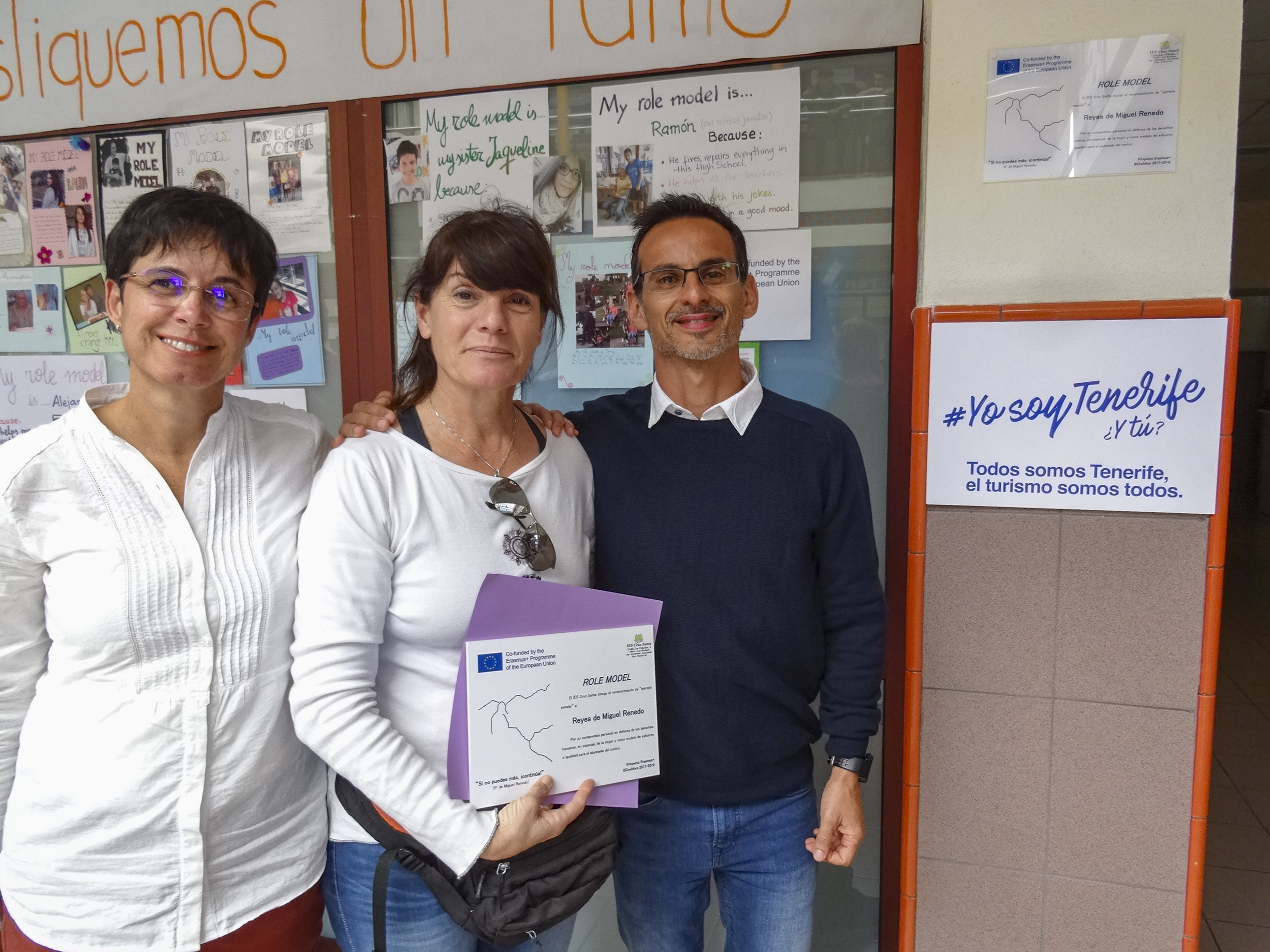 La embajadora de #YosoyTenerife, Reyes de Miguel, tras recibir la distinción "Ejemplo Escolar'